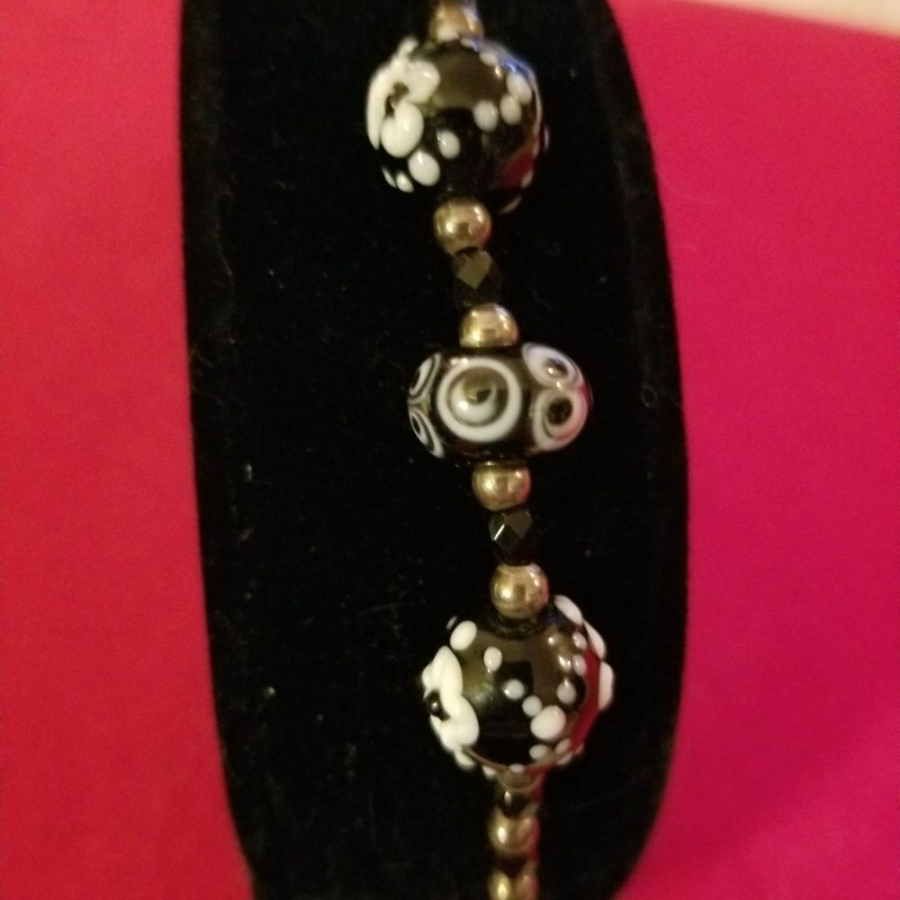 BLACK, WHITE & SILVER BEADED BRACELET